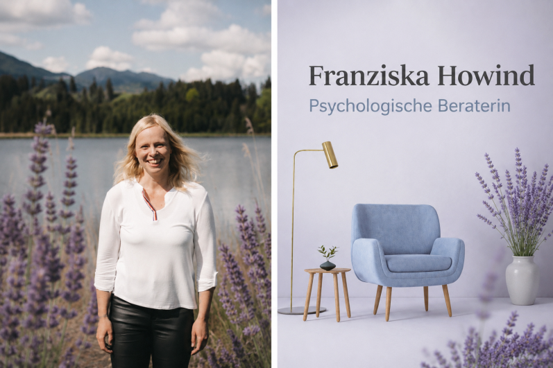 Logo Hellblaues Sofa mit Kissen, steht vor einer grauen Wand, daneben eine Stehlampe und eine Pflanze.